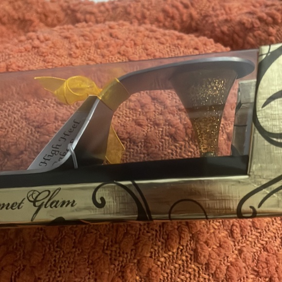 High heel cake server - Picture 3 of 5